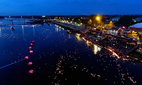 Hoa đăng tri ân anh hùng, liệt sĩ tỏa sáng sông Thạch Hãn