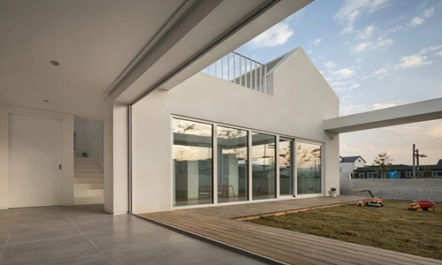 Ngôi nhà “bạch tuyết” gây ấn tượng với không gian hai khối linh hoạt