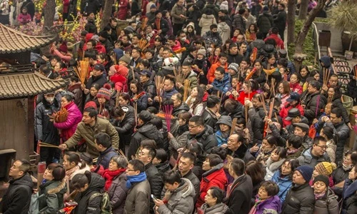 Kinh hoàng cảnh chen lấn cầu may đầu năm mới ở TQ