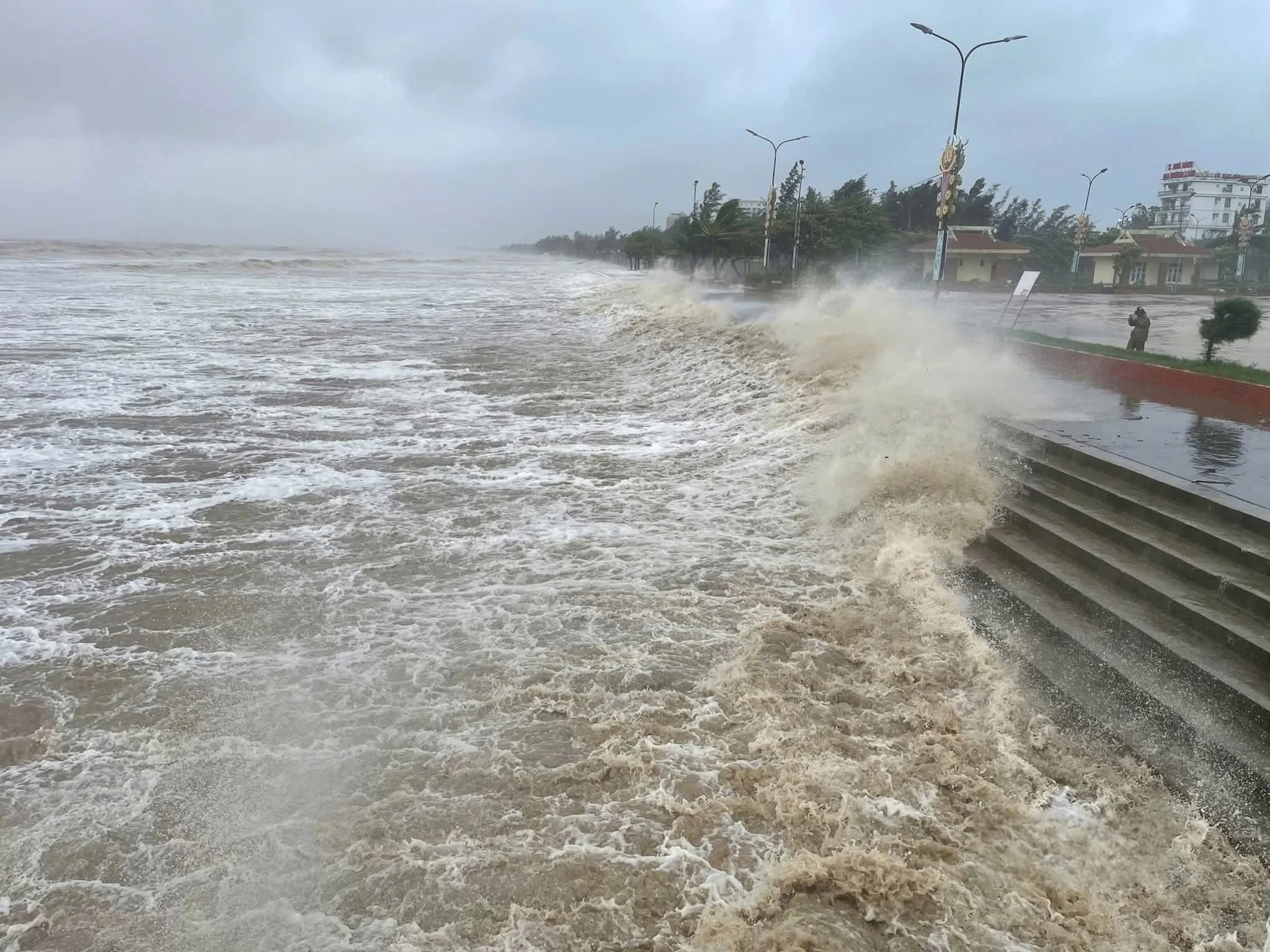 Cập nhật hình ảnh bão số 5 quét trên đất liền Nghệ An