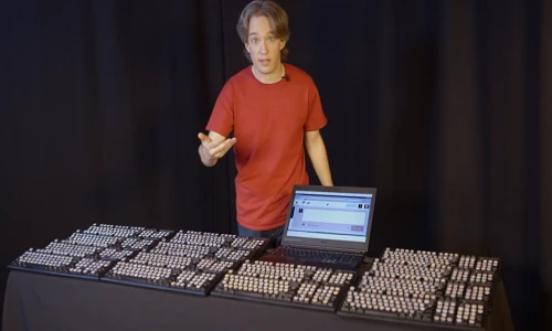 Cận cảnh bàn phím khủng có hơn 1000 biểu tượng cảm xúc