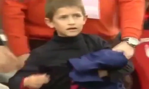 Fan nhí trốn ông xuống sân, xin áo của thần tượng