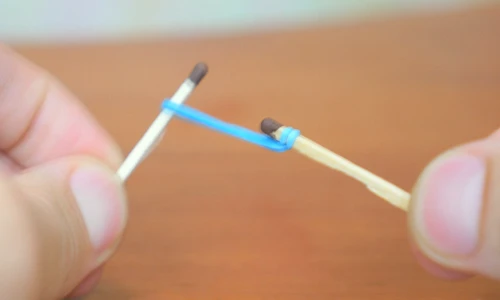 Tạo lửa từ hai que diêm và sợi dây chun