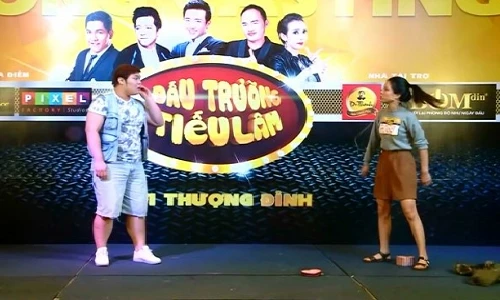 Thí sinh nữ dọa lột đồ trên sân khấu làm giám khảo giật mình