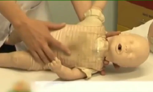 Cách sơ cứu khi trẻ bị sặc cháo các mẹ cần biết