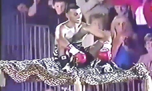 Cách ăn mừng không giống ai của “hoàng tử” quyền Anh