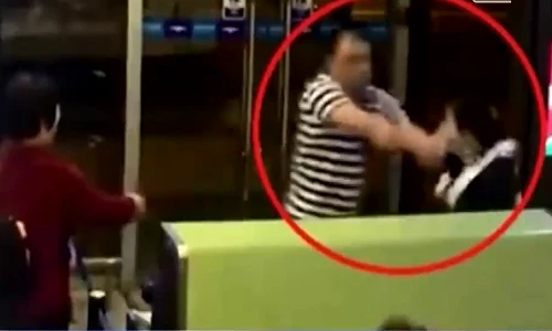 Bị hoãn chuyến, hành khách Trung Quốc tát nhân viên hàng không