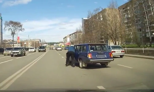 Dắt bộ ô tô trên phố gây ngỡ ngàng