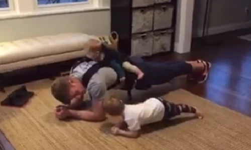 Clip 3 bố và con tập thể dục siêu đáng yêu