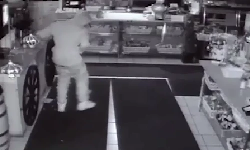 Đột nhập nhà hàng, ăn chục quả chuối rồi lăn ra ngủ