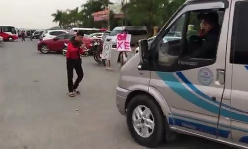 Bức xúc mức giá “trên trời” của vé gửi xe hội Lim