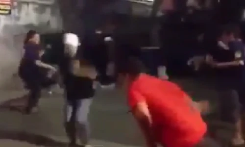 Clip hài hước: Chàng trai bị đám bạn chơi xấu