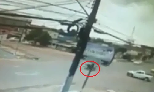 Kinh hoàng cảnh xe máy đâm nhau văng xa cả trăm mét