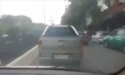 Clip Ford Ranger không nhường đường cho xe cứu thương gây tranh cãi