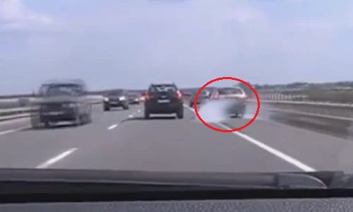 Thót tim với pha vượt phải bất chấp tất cả của tài xế