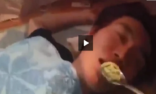 Clip hài hước: Đừng ngủ khi lũ bạn còn thức