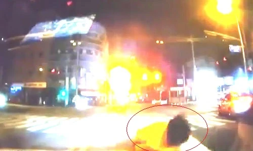 Xem gã say rượu qua đường như chốn không người