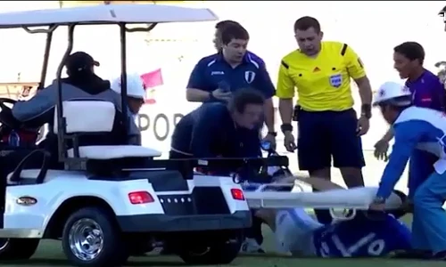 Cười vỡ bụng xem cầu thủ ngã khỏi cáng để câu giờ