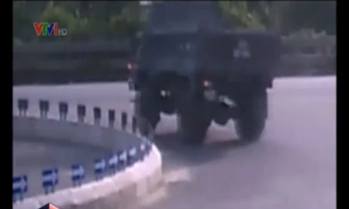 Phát hiện xe tải ném hóa chất lạ xuống Quốc lộ 1A