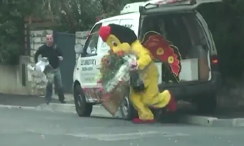 Tức nổ mắt với con bướm khủng siêu phá hoại