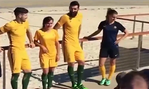 Trang phục “chuối” của đội tuyển Australia gây tranh cãi