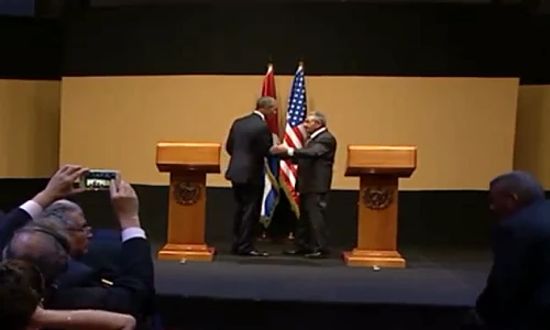 Chủ tịch Cuba Raul Castro từ chối ôm ông Obama gây sốt