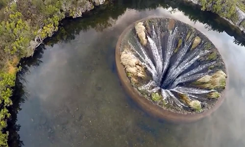 Cận cảnh hố sâu tuyệt đẹp giữa lòng hồ ở Bồ Đào Nha