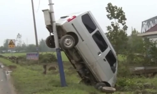 Ô tô “leo” cột điện, cắm đầu xuống đất