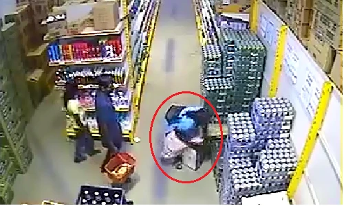 “Nữ quái” vào siêu thị, nhét cả két nước ngọt giấu dưới váy