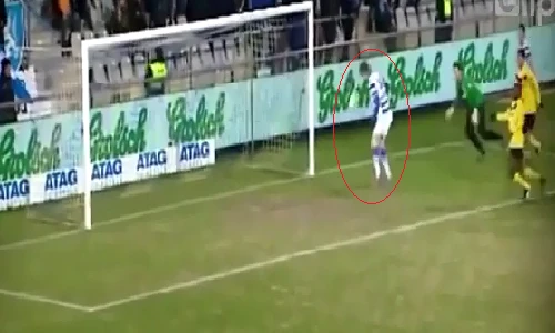 Tình huống bỏ bóng ngớ ngẩn nhất trong lịch sử bóng đá