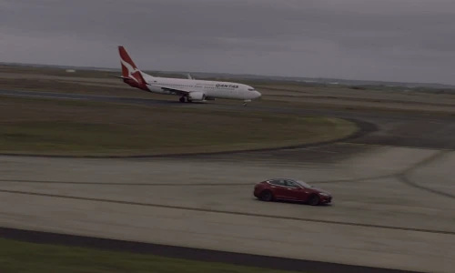 Nghẹt thở xem xe sang Tesla đua tốc độ với máy bay Boeing