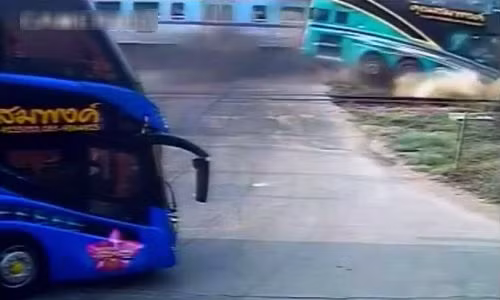 Kinh hoàng clip tàu hỏa đâm ngang xe bus