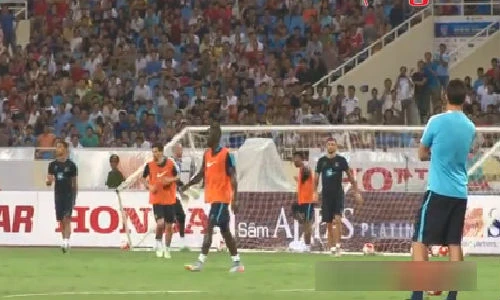 Mải ghi bàn, cầu thủ Manchester City xô đổ cả cầu môn