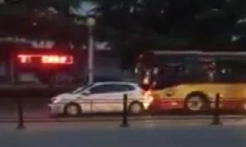 Xe buýt ngang ngược chèn ép ô tô con, nghiến qua chân tài xế