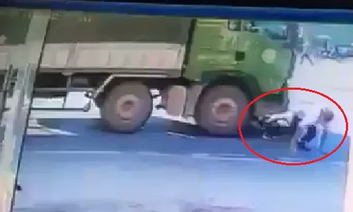Bị nuốt dưới gầm xe tải, người đi xe máy sống sót thần kỳ
