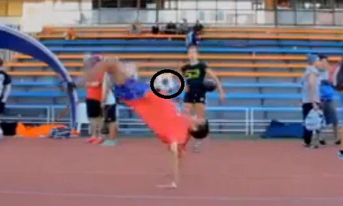 Những pha biểu diễn khó tin với trái bóng