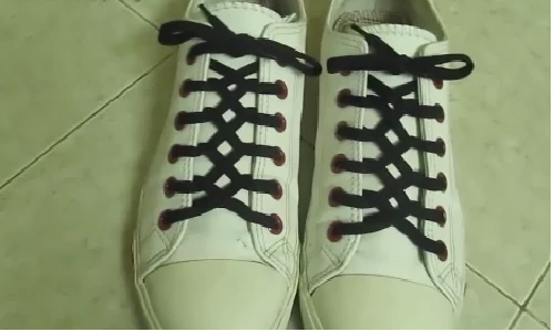 “Chất lừ” với kiểu thắt giày hóc búa của dân phượt môtô