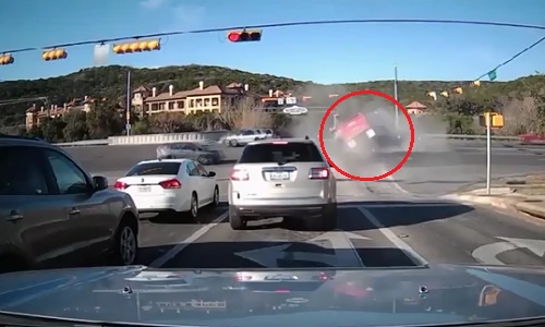 Xe tải điên vượt đèn đỏ tông nát xe con