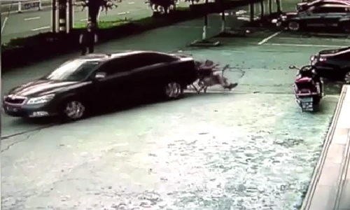 Kinh hoàng ô tô lùi tự do chèn qua người đàn ông