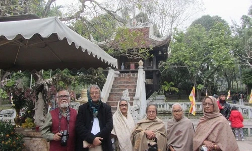 Thán phục cụ bà 79 tuổi vẫn du lịch 25 nước trên thế giới