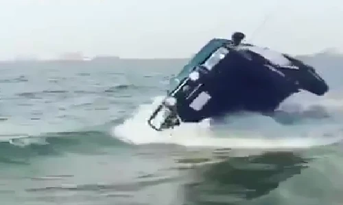 Không thể tin nổi màn đi ôtô bằng hai bánh trên biển