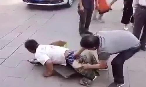 Giả vờ bại liệt xin ăn bị vạch mặt giữa phố