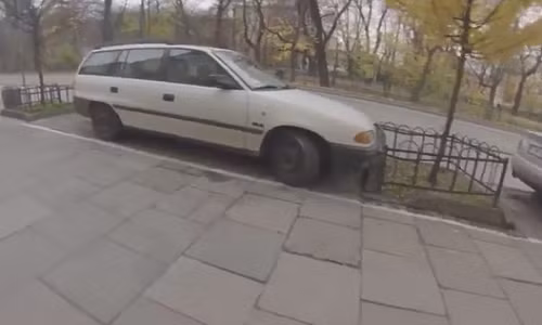 Tài xế đỗ xe siêu đẳng gây choáng váng