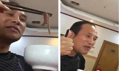 Không dám nhìn cảnh người đàn ông ăn đỉa sống ngon lành