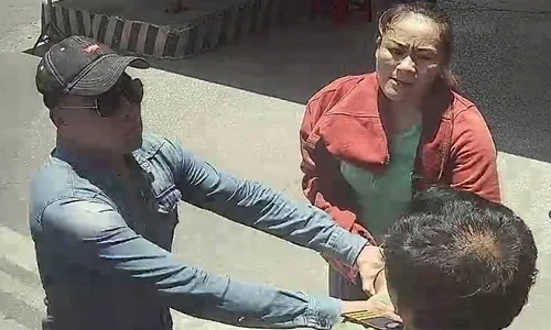 Clip: Một phụ nữ vác mã tấu truy sát nhân viên bến xe