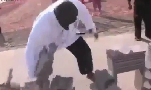 Người đàn ông đập nát 100 chồng gạch trong 1 phút 30