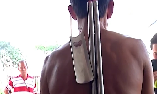 “Siêu nhân” Việt phóng điện, hút bất cứ vật gì chạm vào