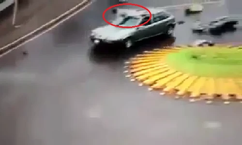 Kinh hoàng lái xe máy nằm gọn trên nóc ô tô sau va chạm