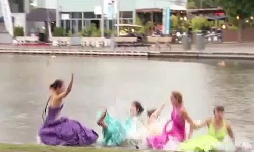 Cô dâu tung hoa khiến phù dâu ngã xuống dưới nước