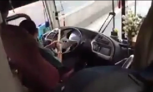 Tài xế xe Phương Trang vừa lái xe vừa cuốn bánh tráng ăn